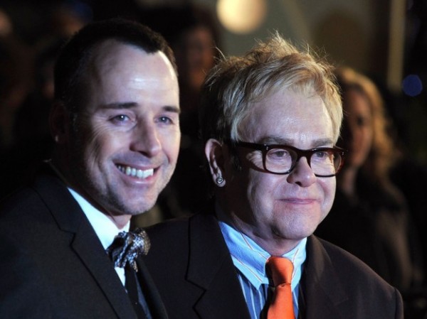 david-furnish-sorridente-con-elton-john